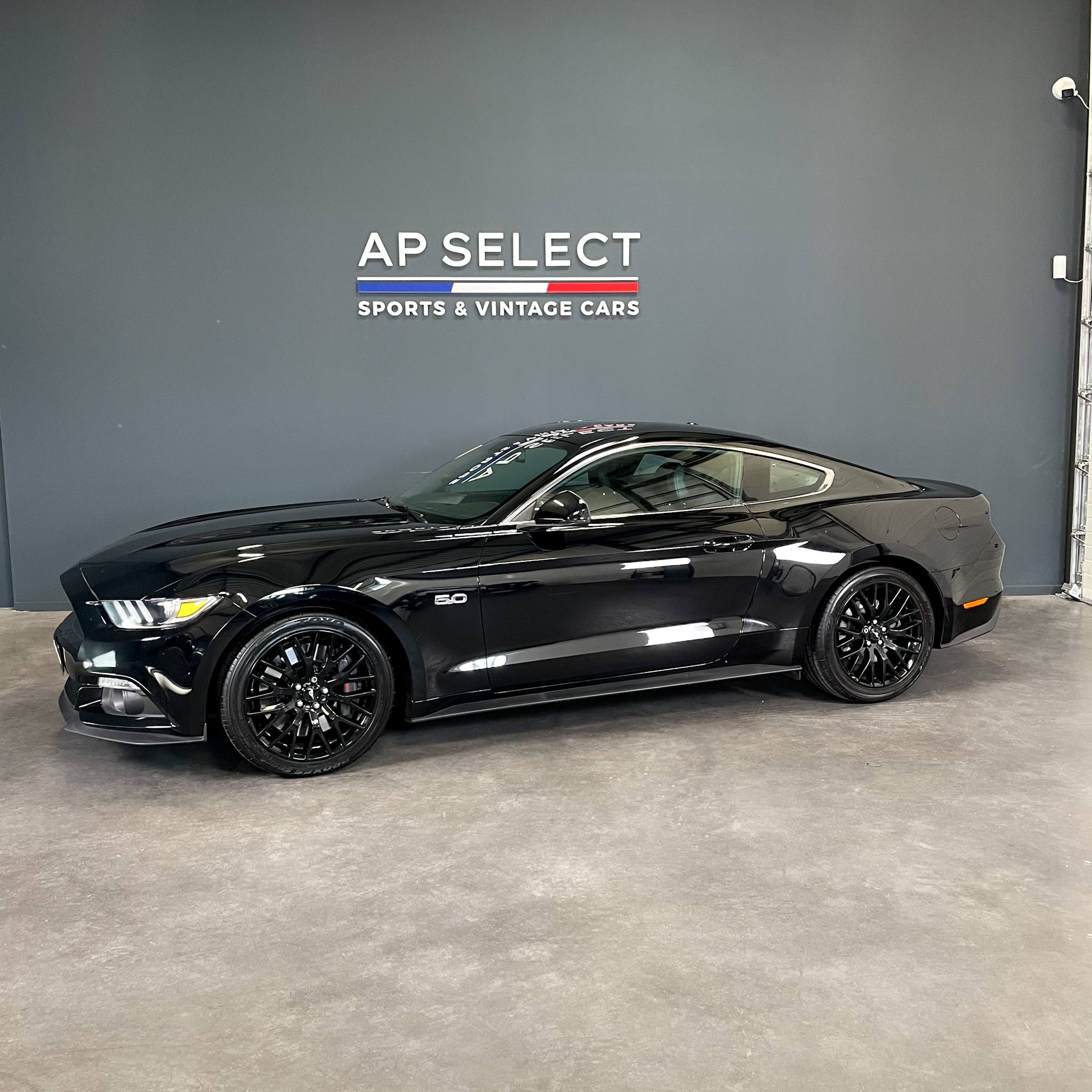 Photographie d'une Ford Mustang GT V8 vue de trois quarts face dans les locaux d'AP SELECT